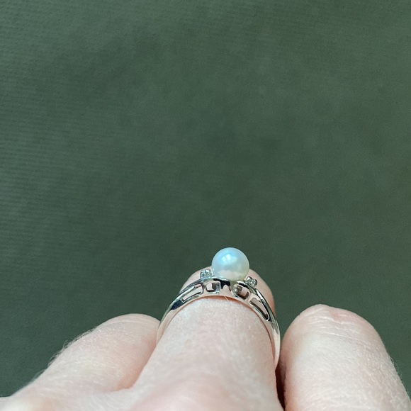10k White Gold Cultured Pearl Ring with Diamonds - Picture 4 of 8